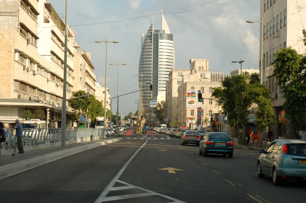 עיר תעשייתית כמו חיפה (בצילום) היא פחות מקיימת מאשר מטרופולין אזורי כמו רעננה. צילום: David King, flickr