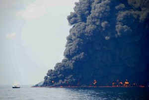 שרפת נפט אקטיבית לשם הגבלת הזיהום הימי, לאחר דליפת הנפט מאסדת הקידוח של BP. צילום: John Amos.flickr