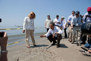 נשיא ארה"ב ברק אובמה בוחן כדור זפת מדליפת הנפט במפרץ מקסיקו, 2010. צילום: ,Chuck Kennedy Wikipedia