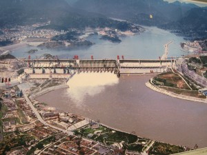 סכר שלושת הערוצים על נהר היאנגצה בסין, הסכר ההידרואלקטרי הגדול בעולם. צילום: Pedro Vásquez Colmenares, Flickr