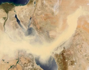 סופת חול חולפת מעל ים סוף בדרכה למצרים, 2005. צילום: NASA