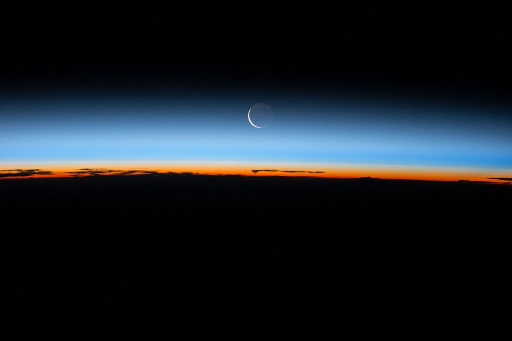 מבט אל שכבת האטמוספרה. מציץ מאחור: הירח. תצלום: Stuart Rankin.flickr 