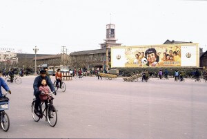 שלט פרסום משנת 1994 הקורא להקפיד על מדיניות הילד האחד בסין. צילום: kattebelletje, Flickr