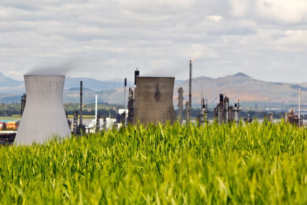 זיהום אוויר שמקורו בתעשייה ובתחבורה גורם ליצירת אוזון, שנסחף ממוקדי הזיהום אל מעל שדות חקלאיים. צילום: PRO4652 Paces, Flickr