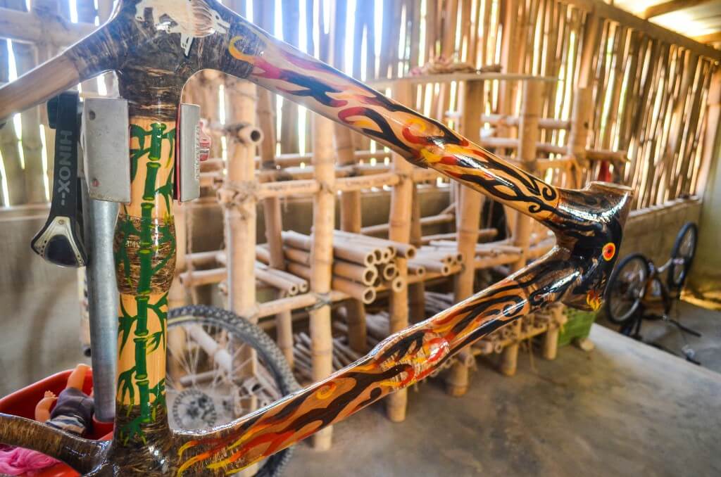 שלדת האופניים עשויה במבוק שהוא חומר חזק, זמין וזול. צילום: jbdodane, Ghana Bamboo Bikes workshop, Flickr 