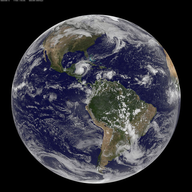 האוקיינוס מחבר את כל חלקי העולם ומזרים אליהם משאבים החיוניים לקיומם. צילום: NASA Goddard Space Flight Center, Flickr
