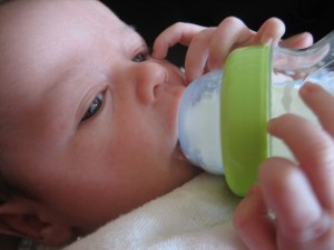 בישראל קיימות הגבלות על כמות ה-BPA שמותרת לשימוש בבקבוקי תינוקות. צילום: Tom Carmony, Flickr