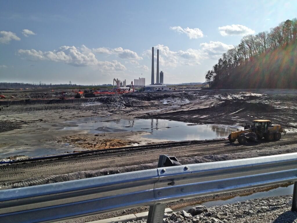 תחנת הכוח קינגסטון ואתר דליפת אפר הפחם הגדולה בארה"ב. צילום: Appalachian Voices, Flickr