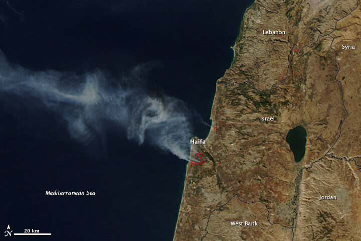 תצלום לוויין של אזור חיפה בזמן השריפה בכרמל