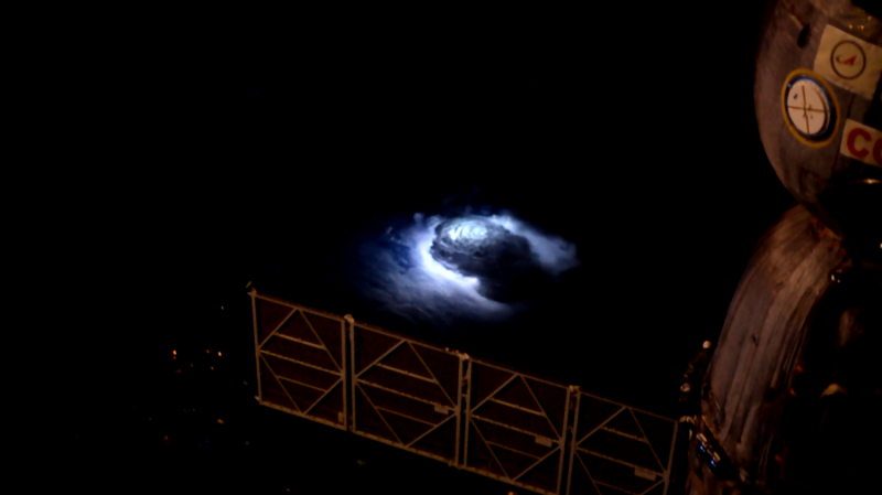 תחנת החלל בזמן ביצוע המשימה הצילומית. תצלום: NASA