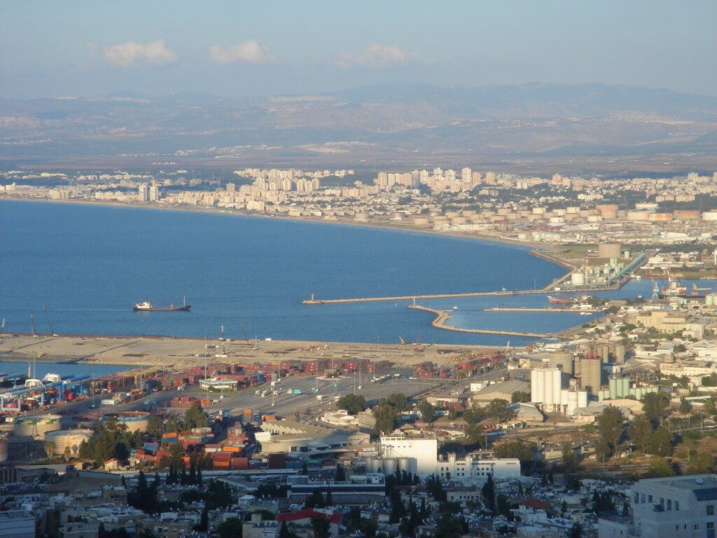 בשטחן של ערים רבות בעולם, כמו חיפה שבתמונה, יש נמל עמוס ושוקק חיים. איך אפשר לוודא שהים לא ייפגע כתוצאה מהפעילות? צילום: David Lisbone, flickr