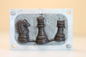כלי שחמט מיציקת ביופלסטיק. צילום: Harvard's Wyss Institute