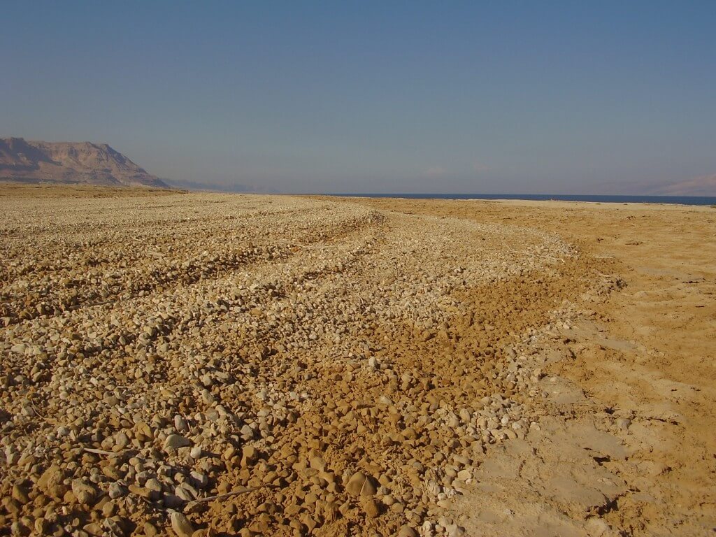 שינויי מפלס ים המלח ניכרים בטרסות שנוצרות לאורך החופים. צילום: ד"ר רויטל בוקמן