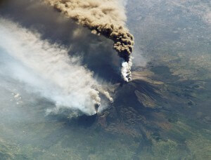 התפרצות הר הגעש פינטובו ביוני 1991. צילום: NASA Goddard Space Flight Center