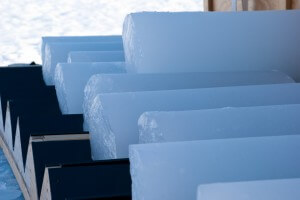 גלעיני קרח שנקדחו בגרילנד. צילום: brookpeterson, flickr