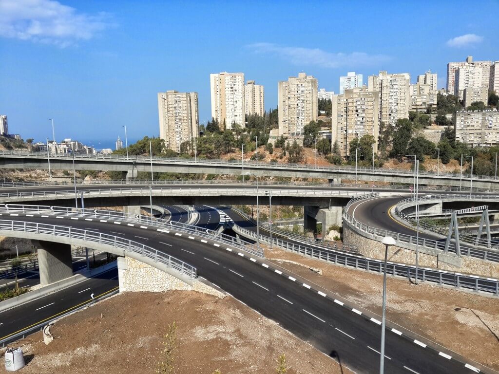 הקמת מנהרות הכרמל השפיעה על העומס בצירי התנועה המרכזיים בעיר חיפה. צילום: תומר, ויקימדיה