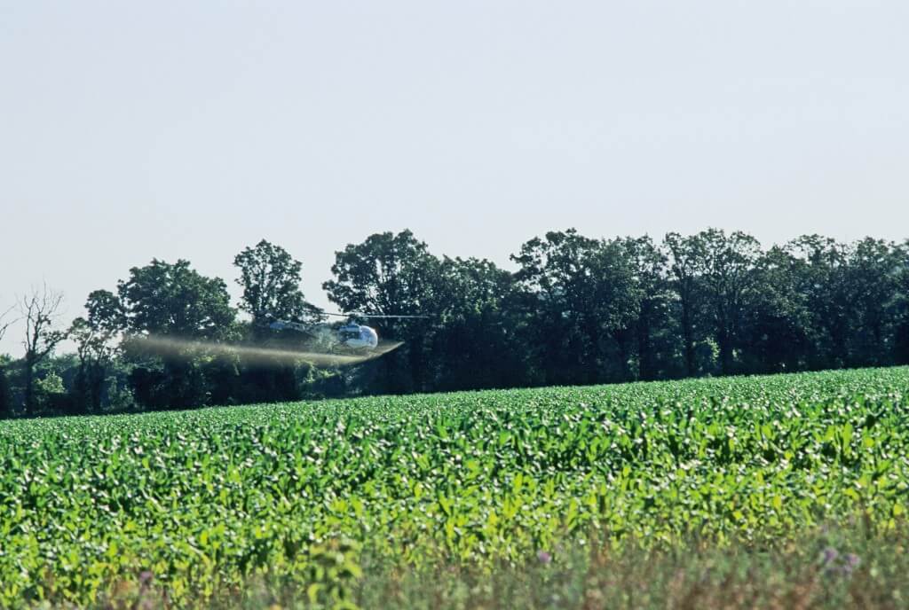 ריסוס מהאוויר של חומרי הדברה לחקלאות. צילום: Wisconsin Department of Natural Resources , flickr