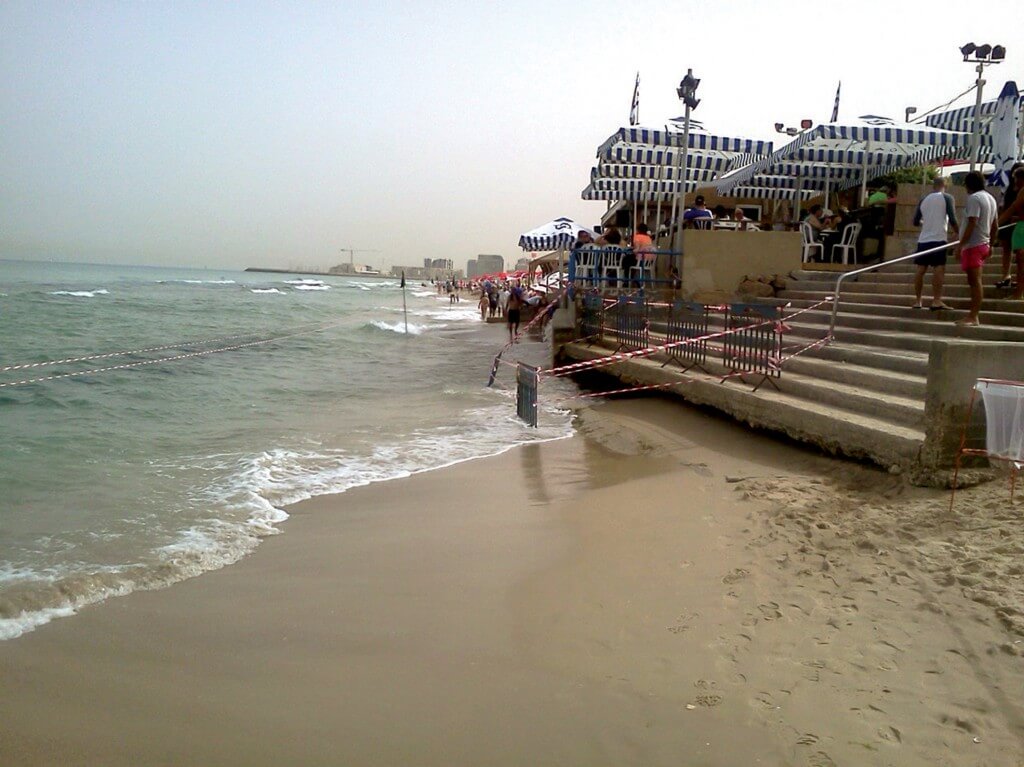 חוף הצוק בתל אביב, יוני 2013: מי הים מגיעים עד המסעדה. צילום: ברוך פרצמן, המרכז למיפוי ישראל