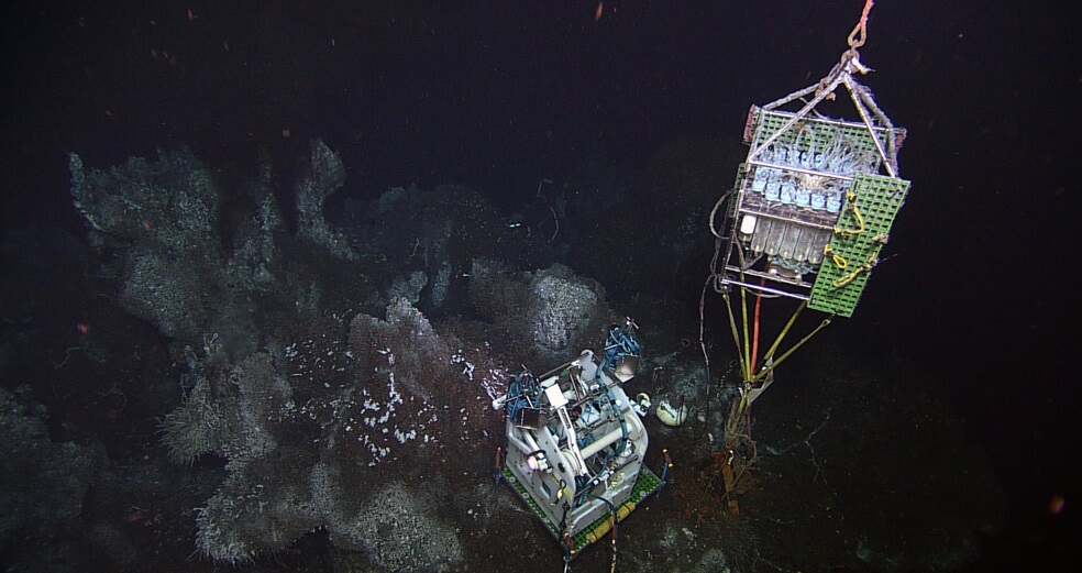 ציוד מחקר לאיסוף דגימות מים בסמוך לארובה הידרותרמית. צילום: Neptune Canada.flickr 