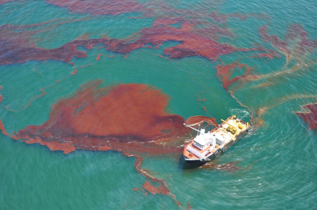 ניקוי כתם הנפט במפרץ מקסיקו, אפריל 2010. צילום:  Office of Response and Restoration, Flickr