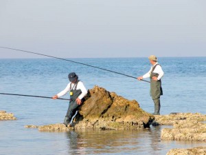 דיג חובבים ישראלים בחופי הים התיכון. צילום: אליעזר שוורץ, ויקיפדיה