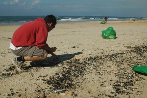 ניקוי חוף מפסולת פלסטיק. תצלום: ארבל לוי