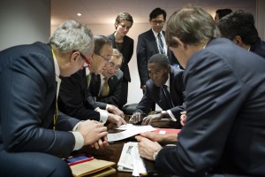 מזכ"ל האום באן קי-מון מאשר את הנוסח הסופי של ההסכם. צילום: COP PARIS