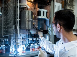 בישראל פועלת מעבדה שבה מחפשים דרכים  לייצור דלק מפחמן דו-חמצני ומים. צילום: פרופ' מוטי הרשקוביץ 
