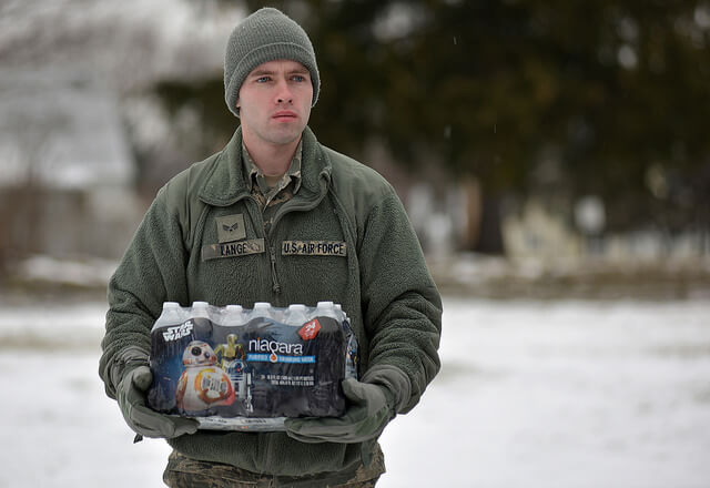 חייל מחלק מים מינרליים בפלינט. צילום: Michigan State Police Emergency Management and Homeland Security Division