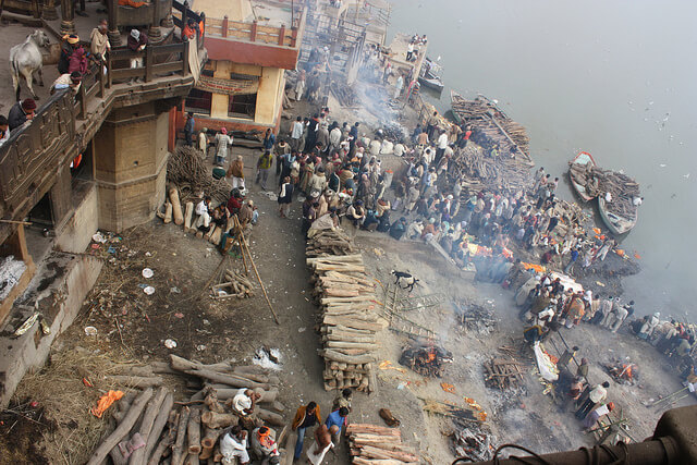 שריפת גופות בוורנאסי, הודו. צילום: Arian Zwegers, Flickr