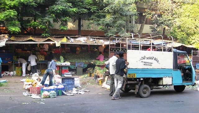 הובלת המזון לצרכנים משפיעה על אובדן המזון. צילום: shankar s., Flickr
