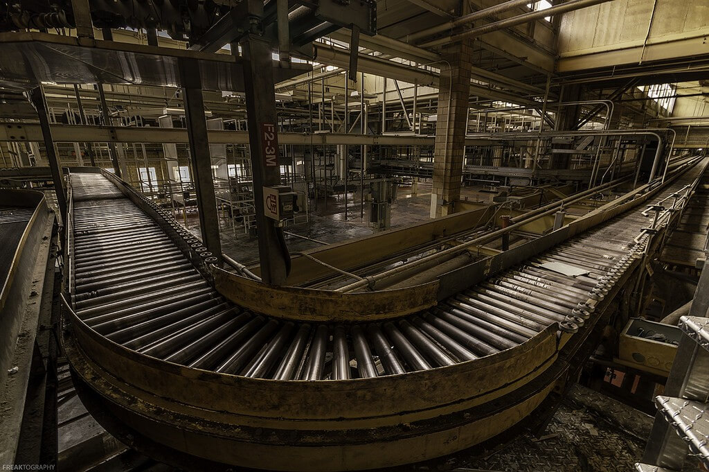 מומלץ לכבות את המכונות בשעות שבהן המפעל סגור. צילום: Freaktography, Flickr