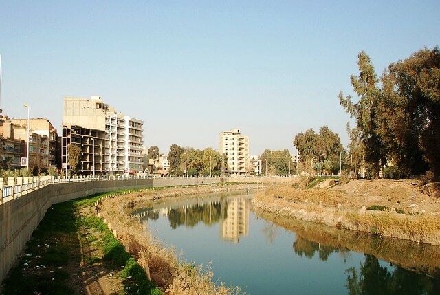 נהר בדיר א-זור, סוריה. האזורים הכפריים בצפון-מזרח המדינה חוו פגיעה אנושה. צילום: yeefa Jay, Flickr