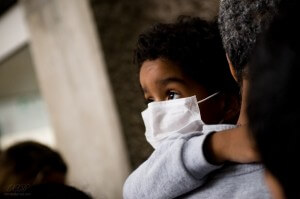 ילד עם מסכה רפואית בריו דה ז'ניירו. תצלום: Xavier Donat 