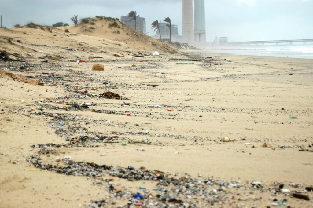 זיהום הים בפסולת פלסטיק זעירה היא בעיה מקומית וכלל-עולמית. צילום: ארבל לוי