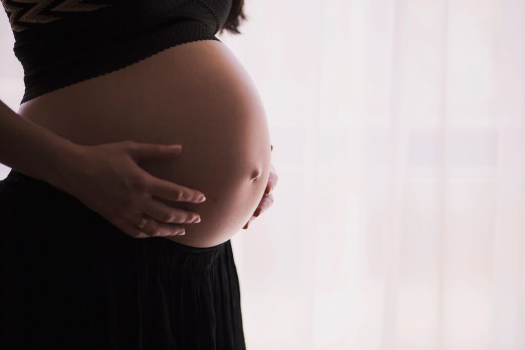 מחקר מצא קשר בין תעסוקת נשים בהיריון במקומות עבודה רועשים לבין בעיות שמיעה שנוצרו אצל ילדיהן. צילום: reestocks.org
