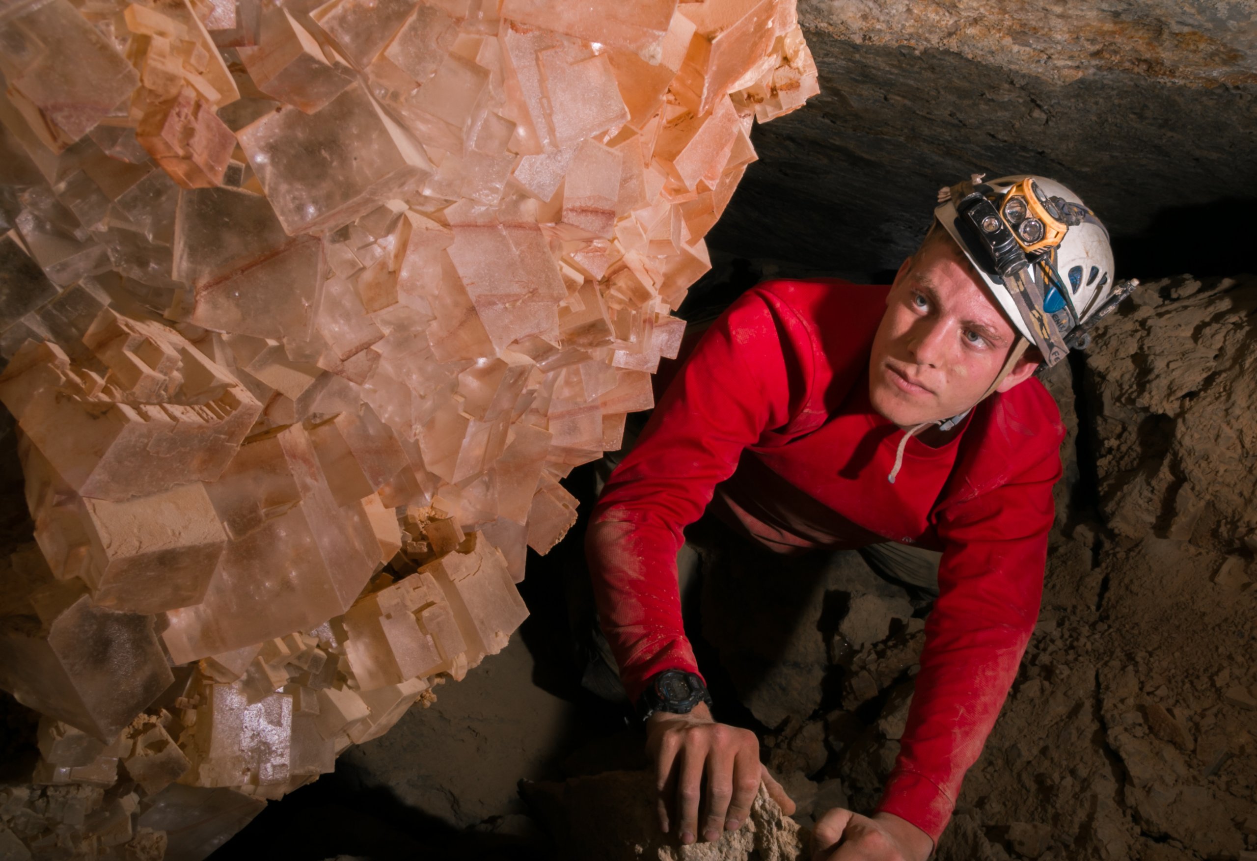 גבישי מלח אדומים הם משקע נדיר ומיוחד במערות המלח של הר סדום. צילום בועז לנגפורד.