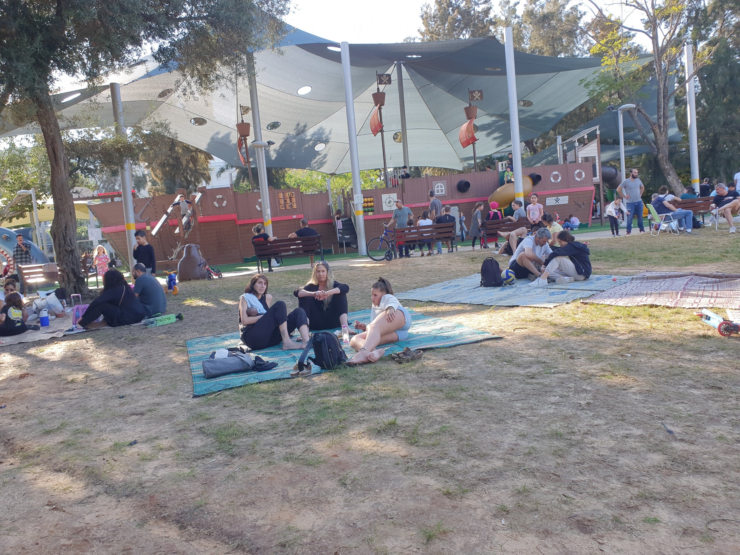 מקומות ומתחם ישיבה בפארק רבקה שבגבעתיים. צילום – ד''ר גל קרסו רומנו