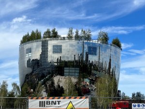 עצים על גג מוזאון. צילום – ד''ר טלי שגיא