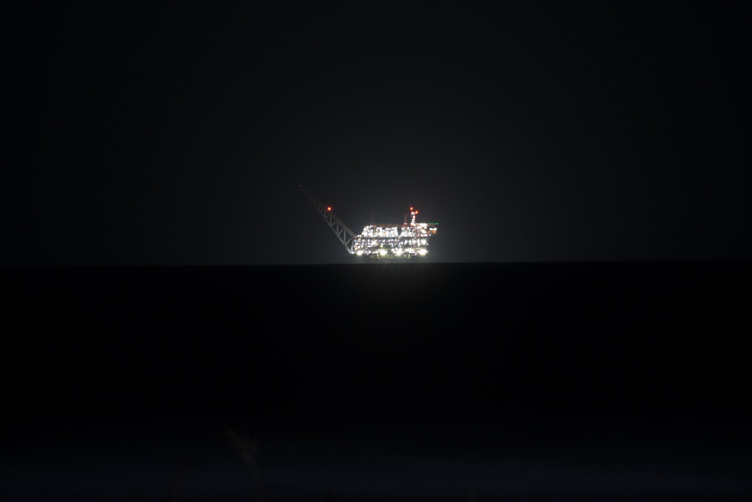 זיהום אור מאסדת לווייתן בלילה. צילום – בר שטרנבך