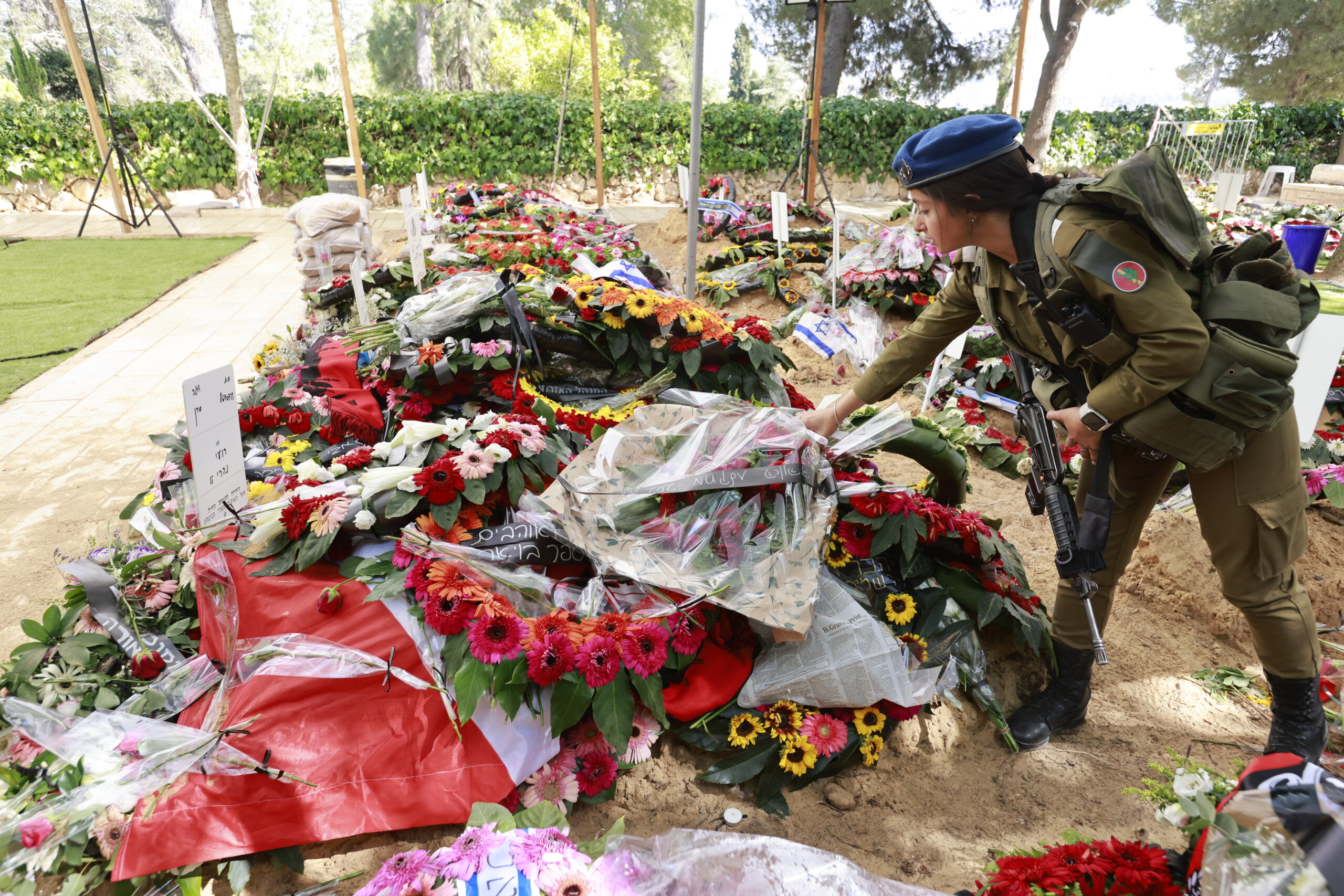 קברי החיילים ההרוגים במלחמת חרבות ברזל בהר הרצל. צילום יוסי זמיר, שתיל סטוק