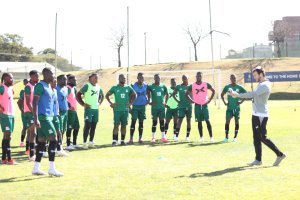 ניר לוין מאמן באימון. צילום: התאחדות הכדורגל הזמבית