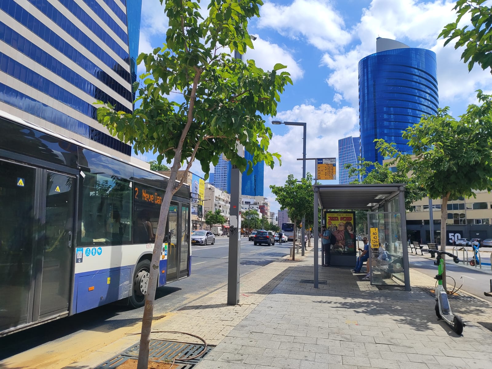תחנת אוטובוס בדרך בגין, תל אביב. אוגוסט 2025. צילום: עדי ויינברגר