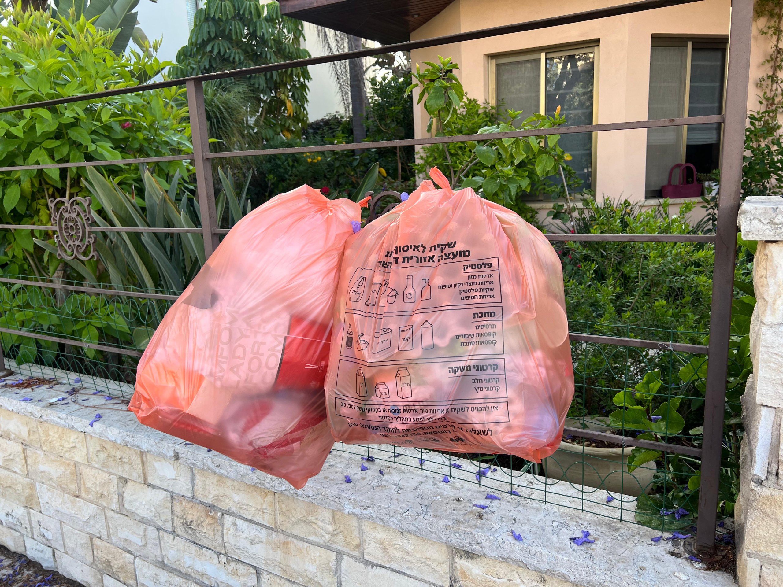 שקיות עם פסולת אריזות. צילום: ד"ר ריבה ולדמן