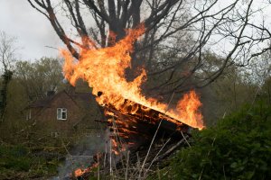 בית נשרף. צילום: Unsplash