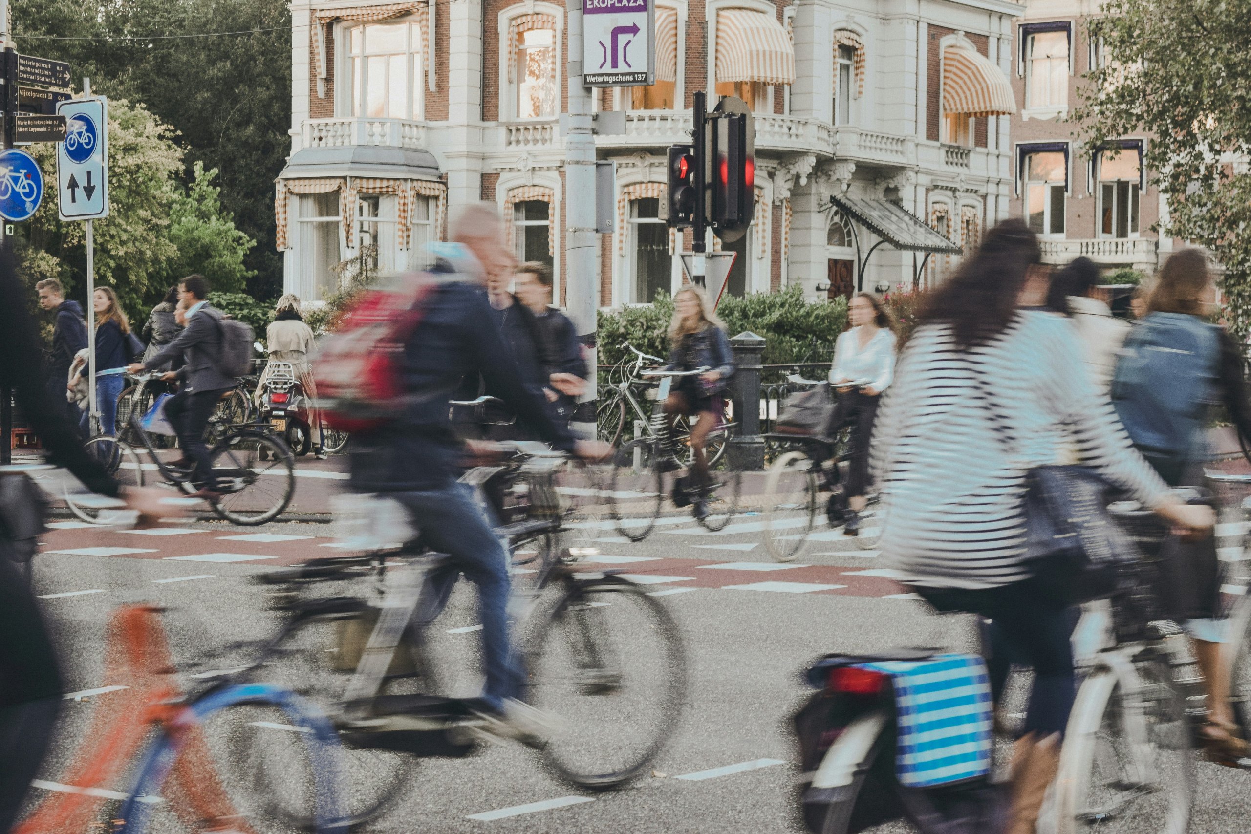 רוכבים אופניים בעיר. צילום : unsplash