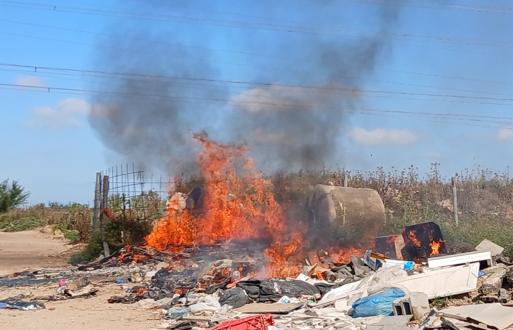 שריפת פסולת בטייבה צילום- אזרחים למען אוויר נקי